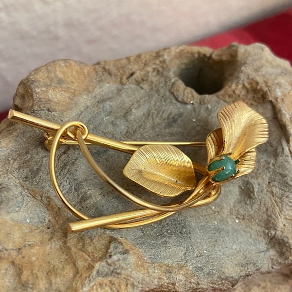 Vintage Jewelry - Vintage Gold Tone Leaf with Jade Ball Broach